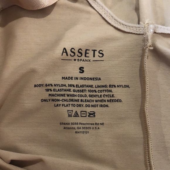 Assets by Spanx flawless finish strapless cupped mid thigh bodysuit (NO STRAPS) - Picture 9 of 11